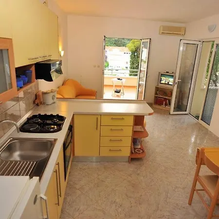 Apartment Dakrijus Lozisce