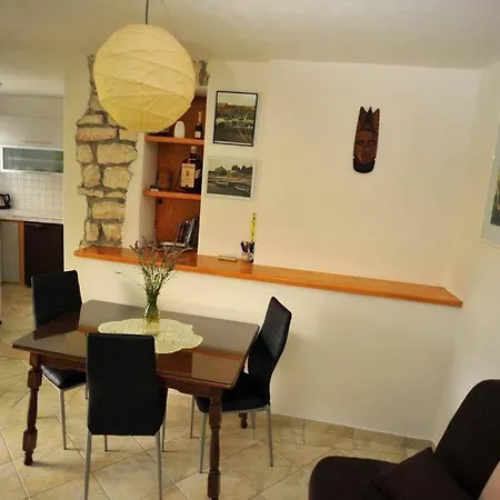Apartment Dakrijus Lozisce