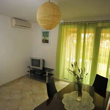 Apartment Dakrijus Lozisce