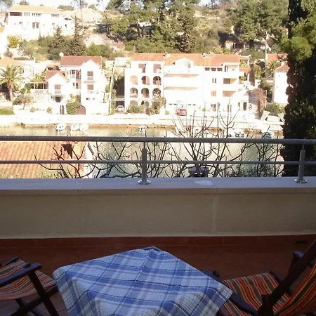 Apartment Dakrijus Lozisce