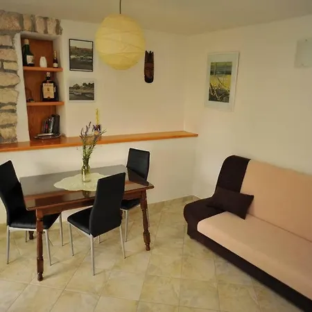 Dakrijus Apartment Lozisce
